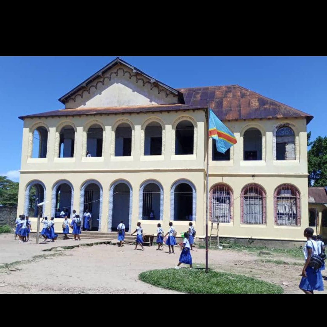 bompengu's tweet photo. Le Centre féminin Marie Antoinette au centre ville de Mbandaka. Ça fait un bout de temps que celle-ci avait perdue son image et autres valeurs réputées à l'époque. Gloire à Dieu, grâce à la nouvelle équipe mise en place cette 🏫 école a repris sa forme et tout est réorganisé. https://t.co/ShlM2dAvJ7