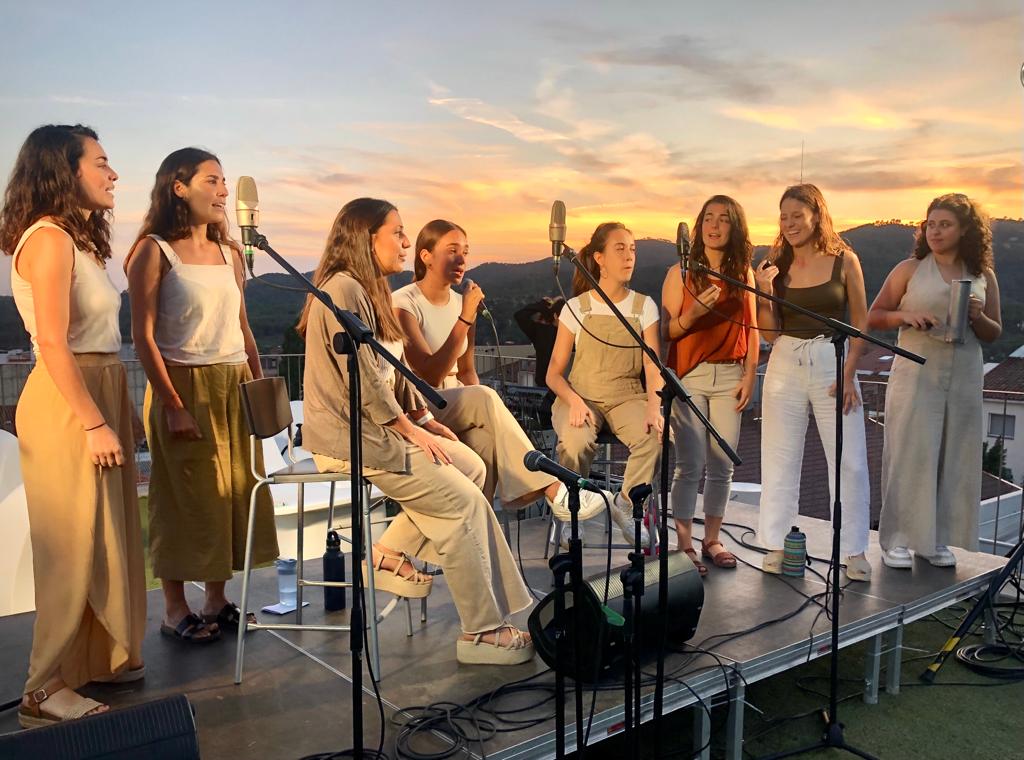 kor_itsia's tweet photo. ✨ Aquest és un curs molt especial per nosaltres... Sabeu per què? 😜

🎶 Aviat donarem més detalls del que estem preparant!

#KorÍtsia #goldenhour https://t.co/59a8ApRJcx