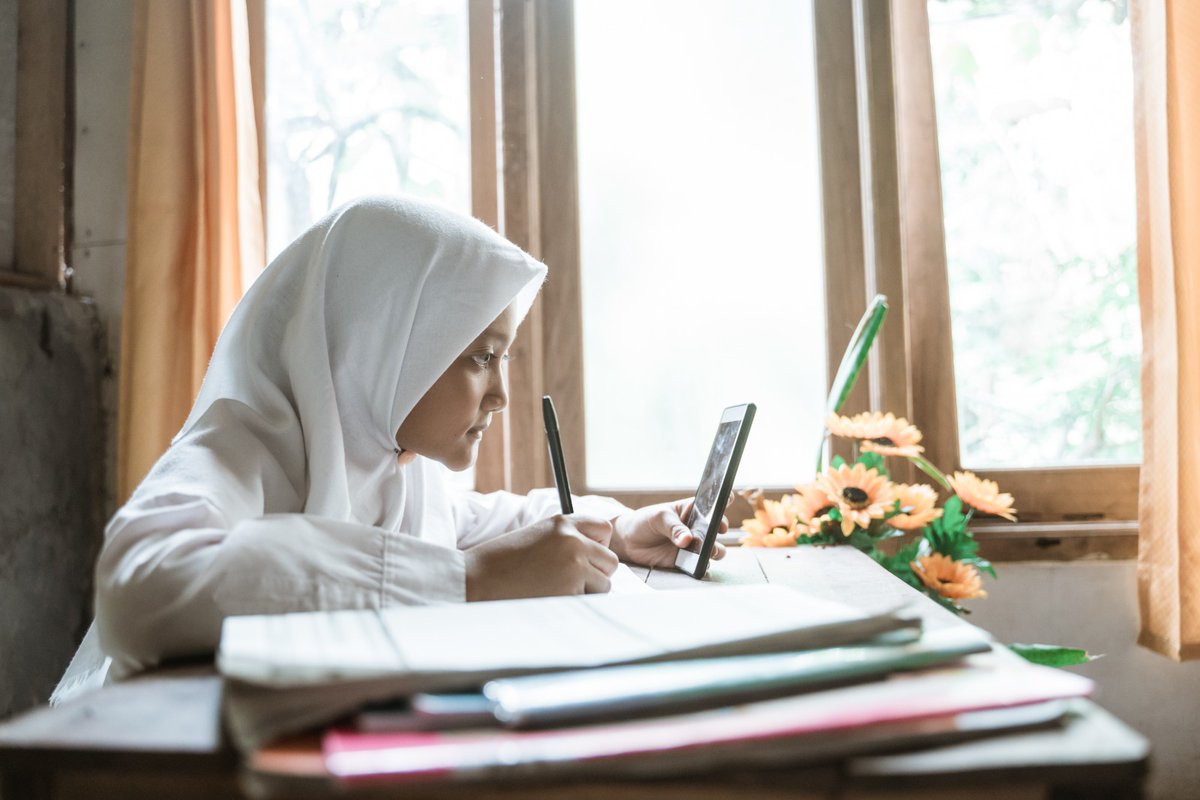 BankDunia's tweet image. Di tingkat nasional, siswa kelas 4 kehilangan keterampilan matematika setara 11,2 bulan dan keterampilan bahasa setara 10,8 bulan jika dibandingkan tahun 2019 akibat pandemi.

Baca laporan #IEPBankDunia yang mengulas #learningloss 🇮🇩 wrld.bg/qo4H50Q6Qo8