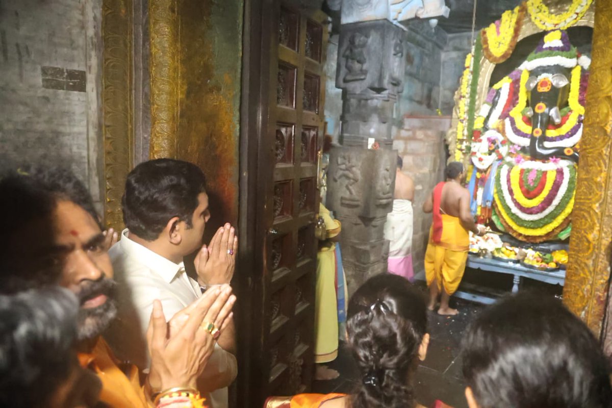 BYVijayendra's tweet photo. ಇಂದು ಕೋಲಾರ ಜಿಲ್ಲೆಯ ಮುಳಬಾಗಿಲಿನ ಇತಿಹಾಸ ಪ್ರಸಿದ್ಧ ಕುರುಡುಮಲೆ ಶ್ರೀ ಮಹಾ ಗಣಪತಿ ದೇವಸ್ಥಾನಕ್ಕೆ ಕುಟುಂಬ ಸಮೇತವಾಗಿ ಭೇಟಿ ನೀಡಿ ದರ್ಶನಾಶೀರ್ವಾದ ಪಡೆಯಲಾಯಿತು. ಮುಂಬರುವ ದಿನಗಳಲ್ಲಿ ಯಶಸ್ವಿಯಾಗಿ ಪಕ್ಷ ಸಂಘಟಿಸಿ ಮುನ್ನಡೆಸಲು ಶಕ್ತಿ ಕರುಣಿಸಲೆಂದು ಪ್ರಾರ್ಥಿಸಲಾಯಿತು. ಈ ಸಂದರ್ಭದಲ್ಲಿ ಸಂಸದರಾದ ಶ್ರೀ ಮುನಿಸ್ವಾಮಿ, ಶ್ರೀ ಪಿ.ಸಿ.ಮೋಹನ್, ವಿಧಾನ ಪರಿಷತ್ ಸದಸ್ಯರಾದ ಶ್ರೀ ವೈ.ಎ.ನಾರಾಯಣಸ್ವಾಮಿ, ಮಾಜಿ ಶಾಸಕರಾದ ಶ್ರೀ ವರ್ತೂರು ಪ್ರಕಾಶ್, ಜಿಲ್ಲಾಧ್ಯಕ್ಷರಾದ ಡಾ. ವೇಣುಗೋಪಾಲ್ ಅವರು, ಪಕ್ಷದ ಮುಖಂಡರು ಹಾಗೂ ಕಾರ್ಯಕರ್ತರು ಉಪಸ್ಥಿತರಿದ್ದರು.
