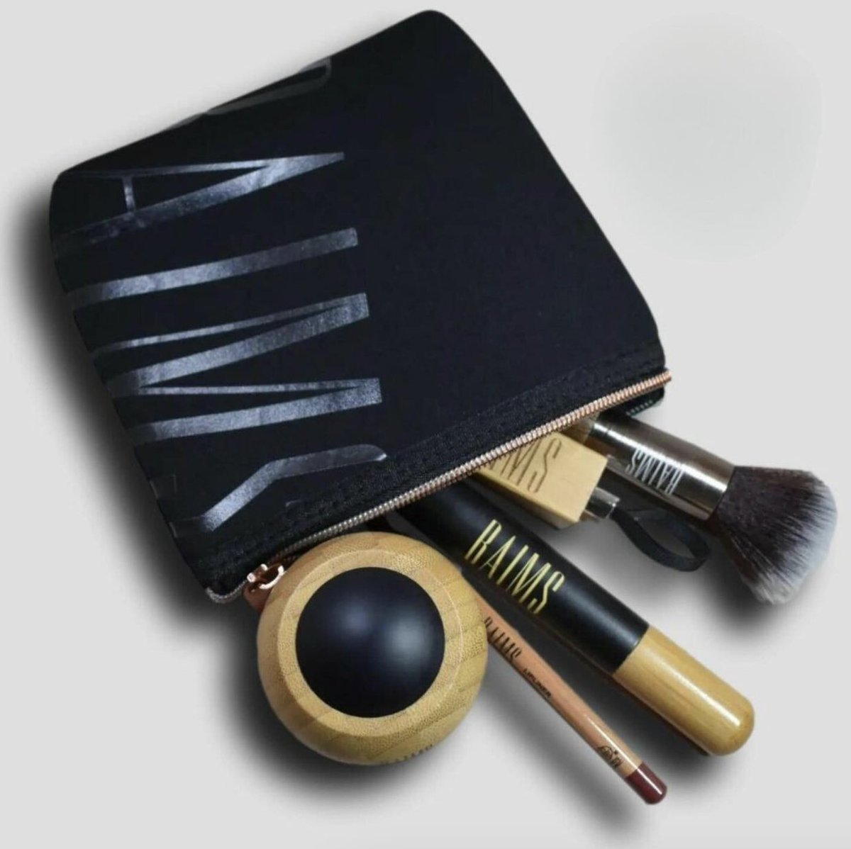 Günlük makyajınız için gerekli olacak mini çantanız hazır mı? Gerekli olan malzemeler;
🔸Krem Fondöten
🔸Dudak Kalemi
🔸Rimel
🔸Ruj
🔸Fondöten Fırçası