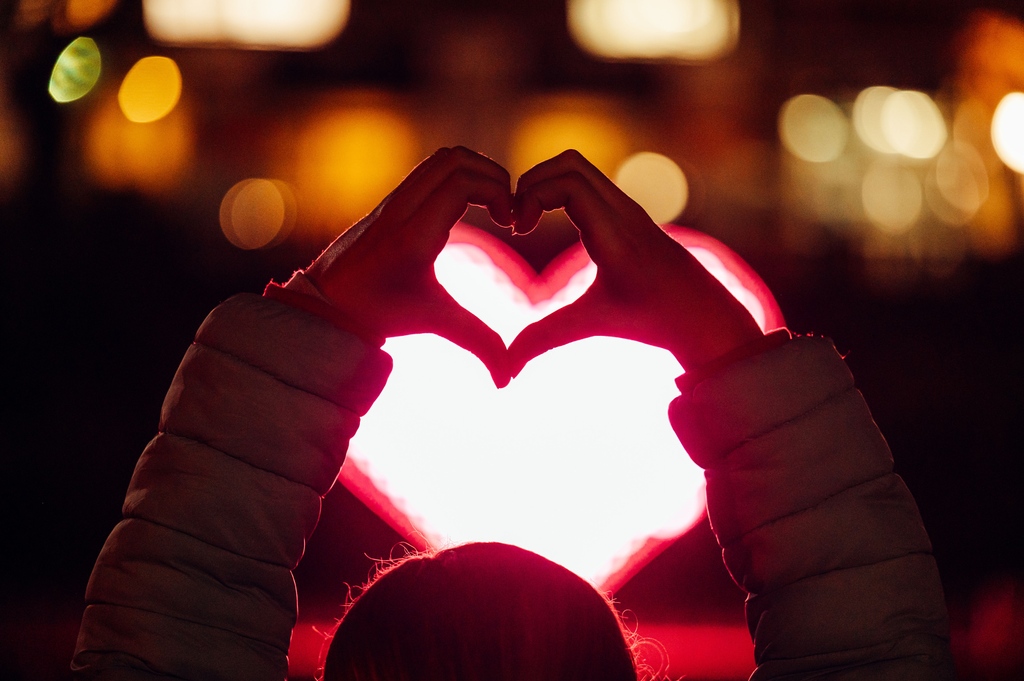 Light Hearted 💘 The enchanting LED heart, illuminating when two people touched hands, created an irresistibly heartwarming moment at Arts By The Sea. 💖✨ Did you experience this magical connection? Share your moments with us! 💑 📸