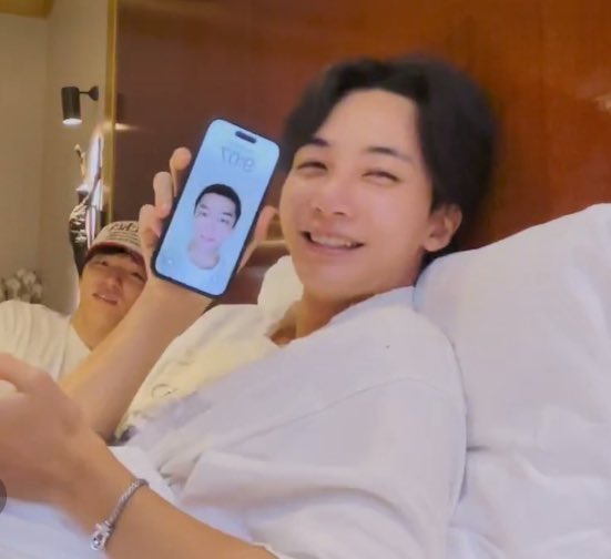 yjhanzone's tweet photo. jeonghan’s wallpaper is hyungwon 😭😭 https://t.co/y2XIVfwNMD