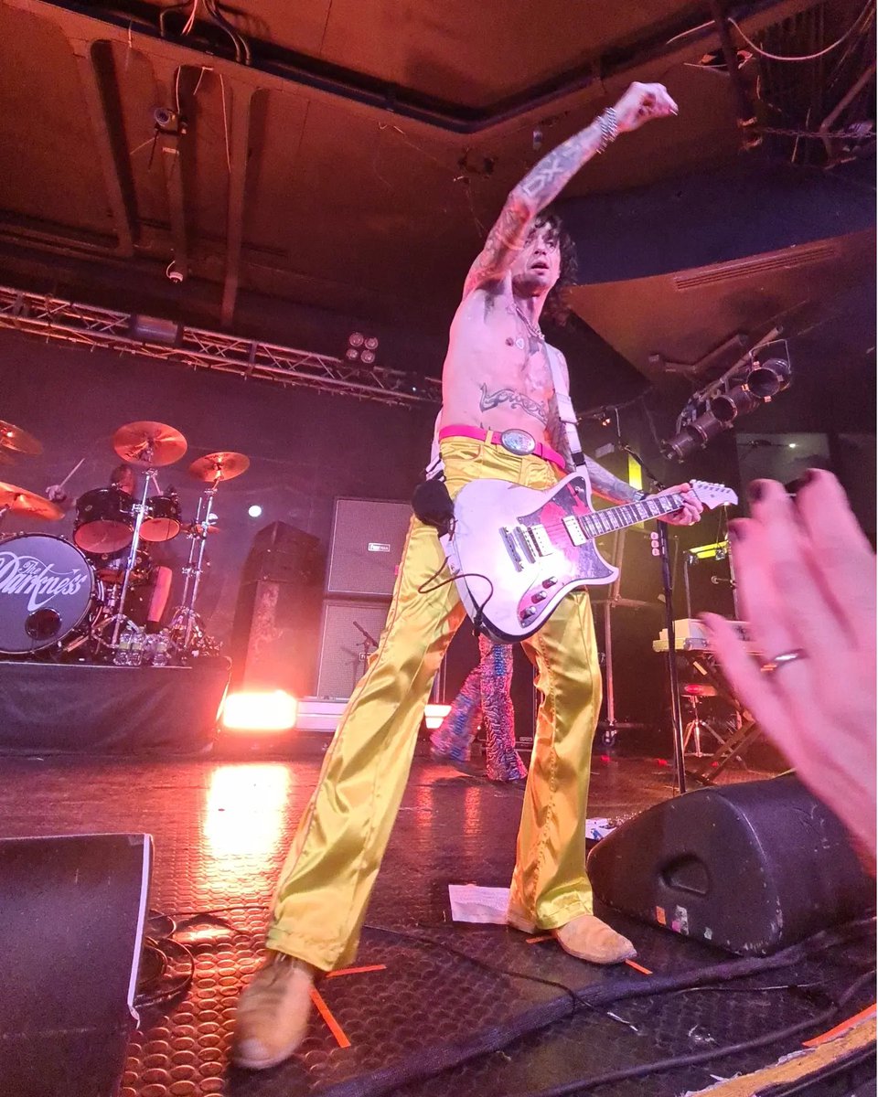 @JustinHawkins ❤️‍🔥

Pics by me
@thedarkness live at @orion_arena 
Roms, Nov 13rd 2023

Stagewear @angelabrightdesigns 

#thedarkness #justinhawkins #JustinHawkinsRidesAgain #frontman #frontmanextraordinaire #leadsinger #leadguitarist #tdkjusettes