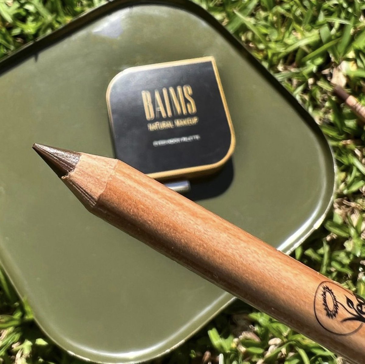 Baims Eyeliner Brown Intense yüksek pigmentasyonu ve inanılmaz cilt uyumuyla göz dolduruyor!

Organik sertifikalı, vegan, %100 doğal ve en hassas gözler için özel formüle edilmiştir🌱