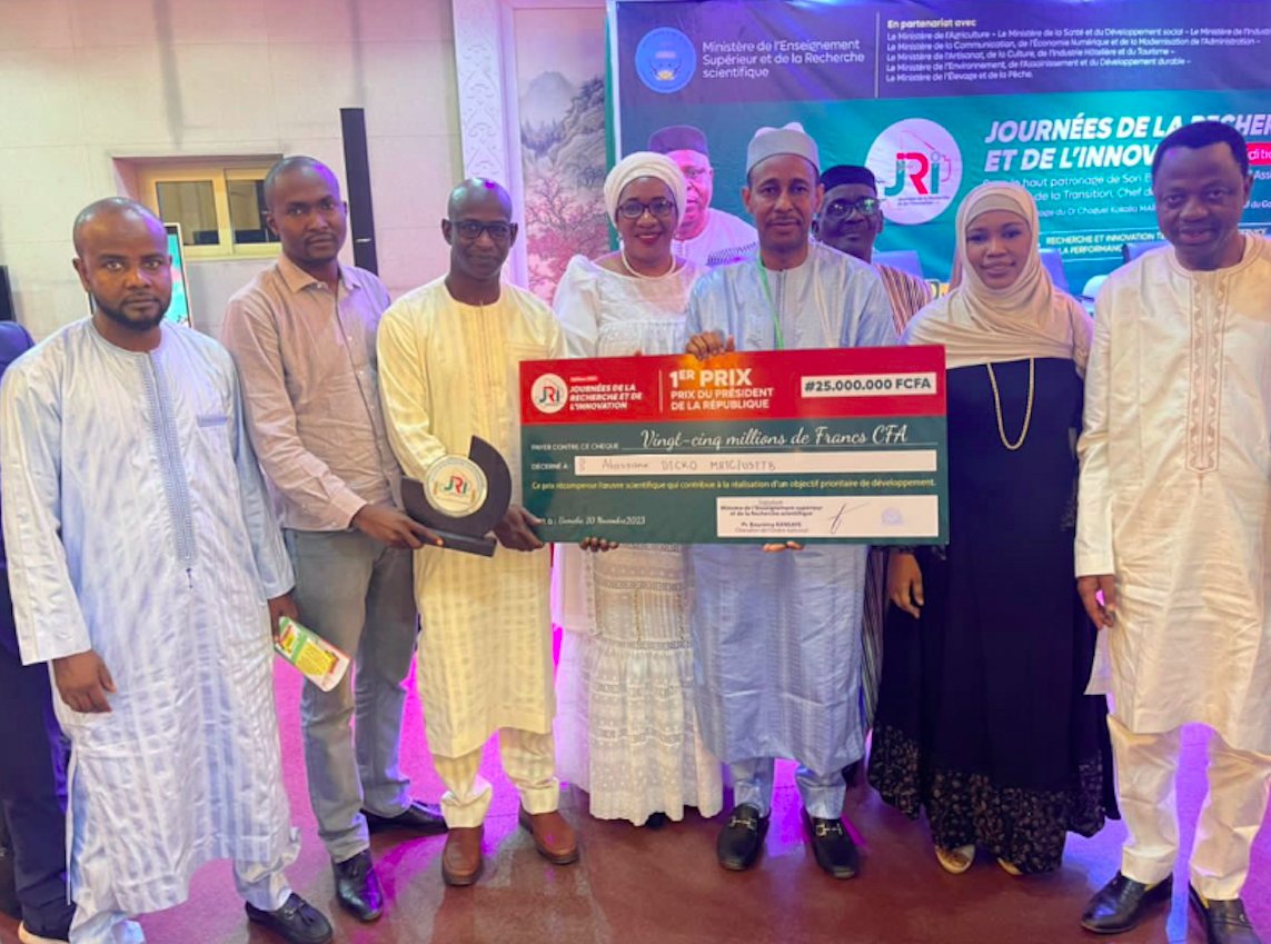 I was proud to represent @PYRAPREG at the "Journées de la Recherche et de l'Innovation" held in Bamako from November 6 to 10, 2023.
Warm congratulations to Prof Alassane Dicko for the President's Prize.