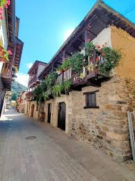 Molinaseca (León) es uno de los enclaves más importantes de la Ruta Jacobea. Sus calles con sabor medieval conservan una rica arquitectura popular corredores, galerías voladas de madera, escaleras exteriores de acceso a las viviendas,... detalles que invitan a pasear sin prisas.