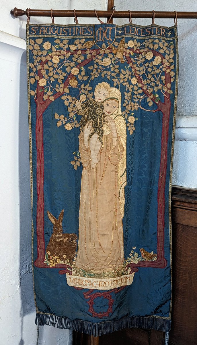 Delicately pretty banner at St Margaret's, Leicester.
The faces are maybe a bit... but excellent rabbits 🐰
#TextileTuesday