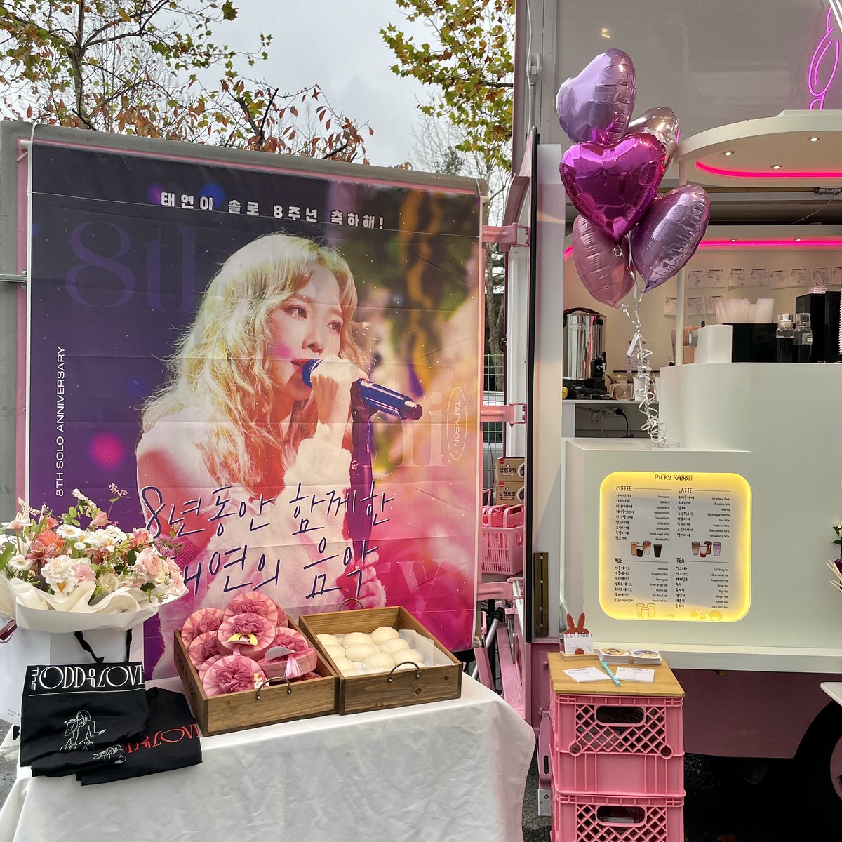 pickyrabbit87's tweet photo. ✨태연님✨
솔로 8주년, 놀토 3주년 기념
커피차 같은거 왔어요-!

토끼 의상에 토끼 커피차 🐰🐰🐰
호빵, 어묵 인기는 최고

#태연 #커피차 #피키래빗 #놀라운토요일 https://t.co/0Y3OPkfvq8