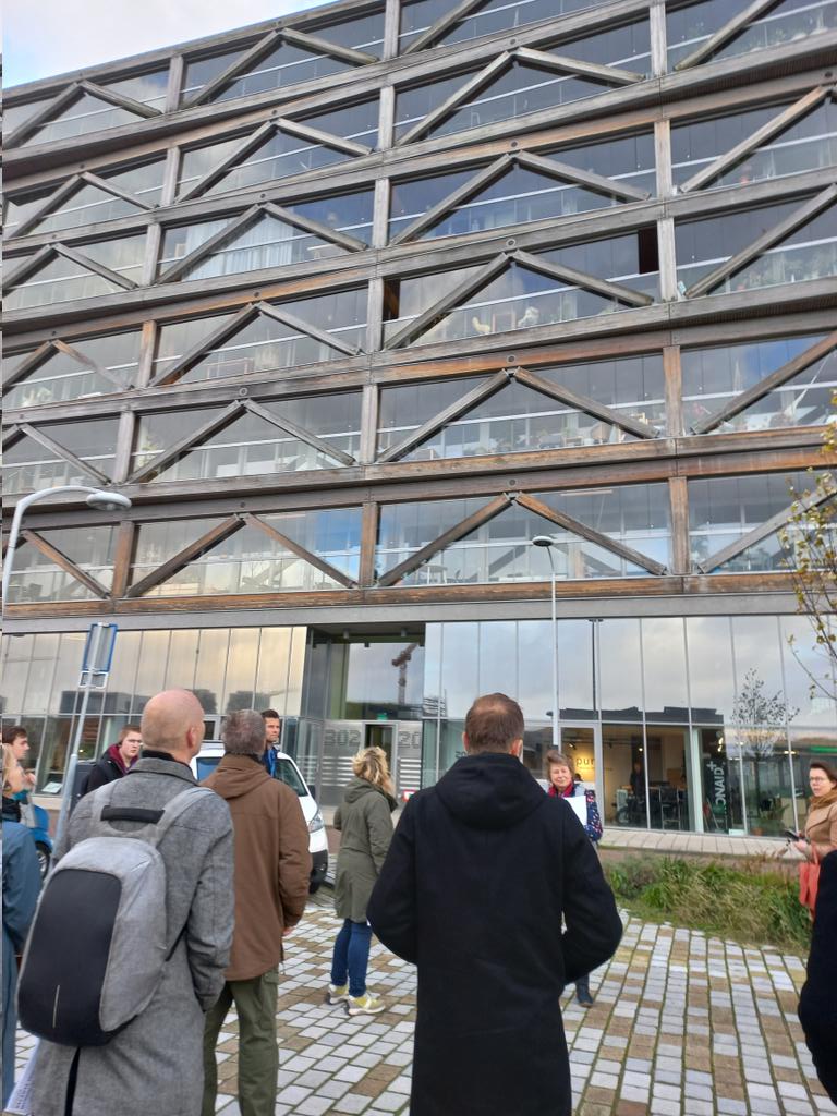 Van start met de excursie langs Houtbouw in Amsterdam. Voorafgaand aan de Houtdag van <a href="/hethoutblad/">Het Houtblad</a>  #houtdag #houtwereld