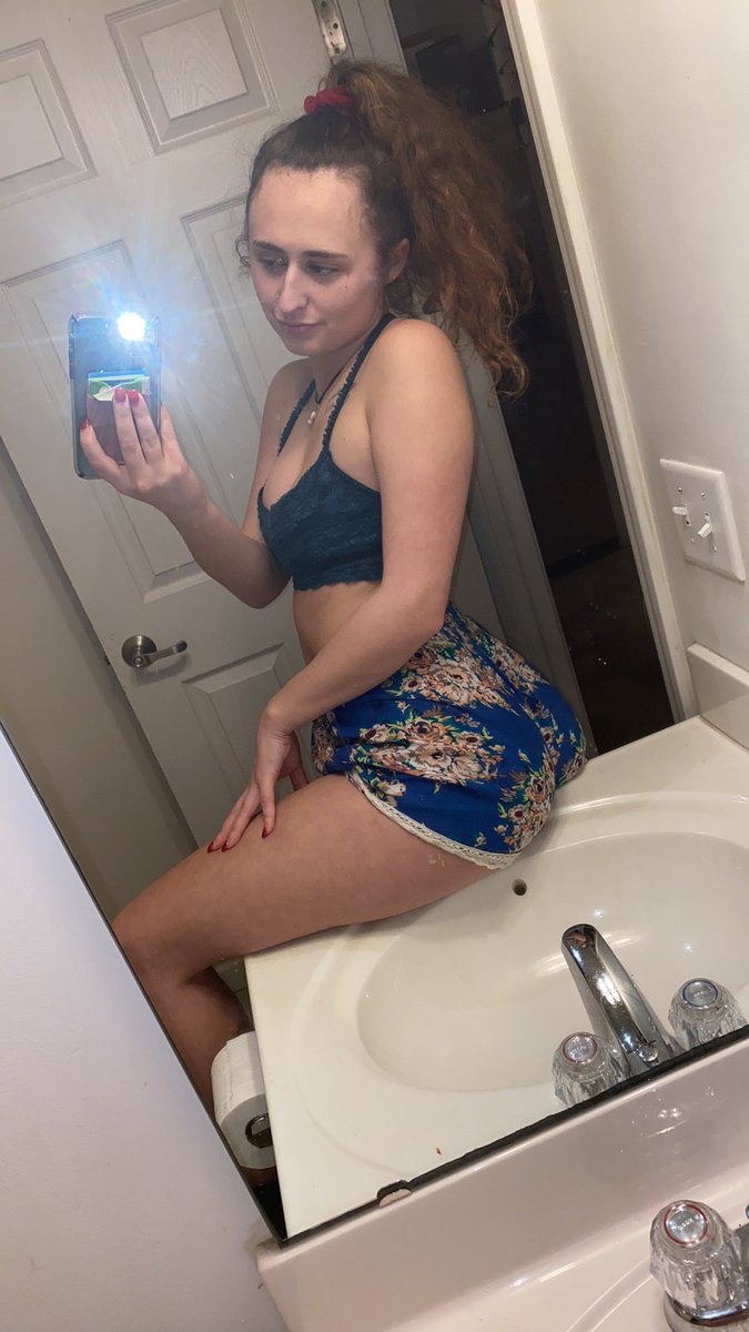 ittibittibritt's tweet photo. Fat bottom giiiiirls 💃 

#nsfw #onlyfans_girl #onlyfansmodel #brunette #blonde #shortandthick #webbedtoes #pierced #onlyfanscontent #linkinbio #contentcreator #sexy #aries #fire #tattoos #girl https://t.co/if8WWXvCrf