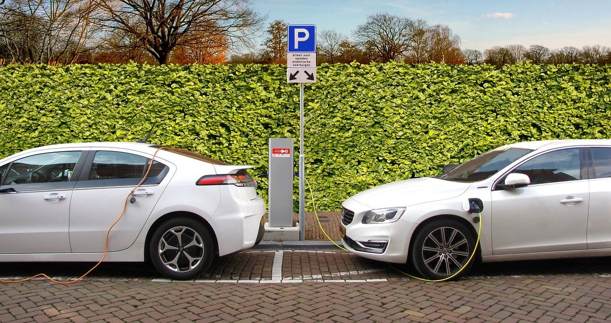 ‘Maak delen energie met buren mogelijk’
Techniek Nederland pleit voor mogelijkheid om duurzaam opgewekte energie aan buren of lokale bedrijven te leveren. Slimme technische oplossingen zouden deel van huidige elektriciteitsnetproblemen kunnen verlichten.
cutt.ly/WwE51WwB