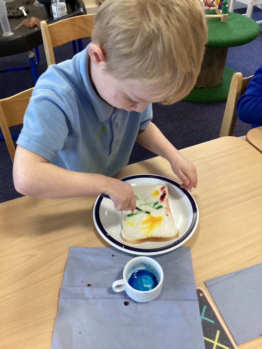 BedfordYearRec's tweet photo. Bonfire toast! We loved using food colouring to paint firework patterns on our toast……and we loved eating it even more! @BedfordPrimary @SouthportLTrust https://t.co/HowlYvCCzD