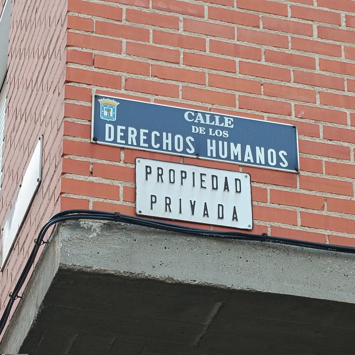 rafaelangelus's tweet photo. Cuando una esquina de Madrid parece una viñeta de Mafalda. https://t.co/u9zbr8TYZA