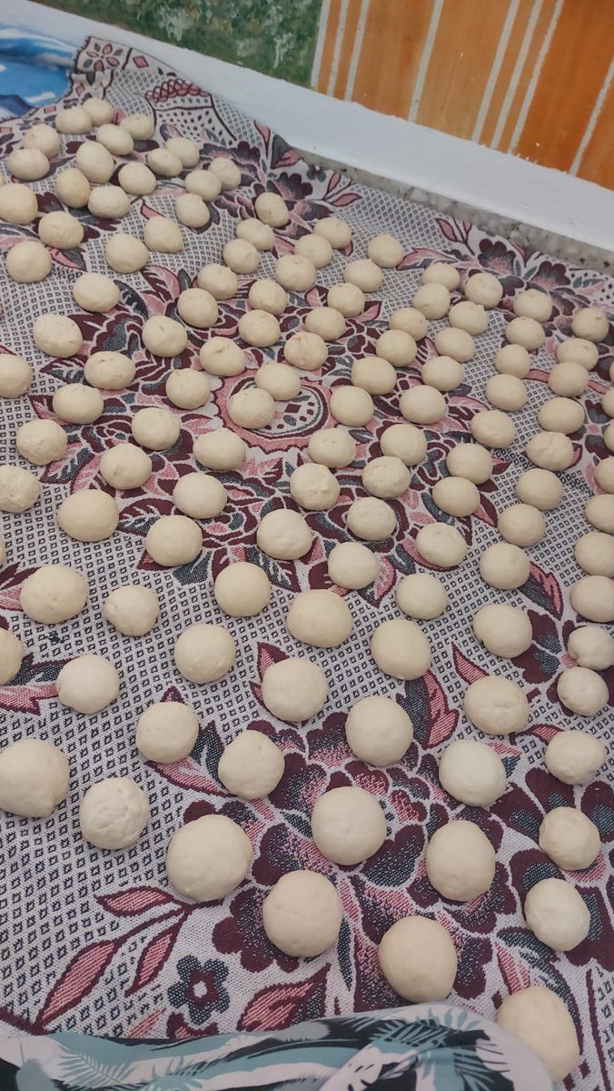 إمي قررت اليوم ، تخبز النا و لصحاب اخوتي النازحين في المدارس ،بعد دقيقتين قصفوا دار عمي و نزحوا عنا ، و الخبز صار النا و للنازحين ف الدار و النازحين في المدارس .
بالمناسبة احنا سكان الجنوب الامن