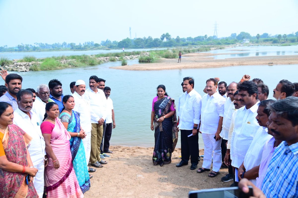 DevineniUma's tweet photo. నందిగామ నియోజకవర్గం కంచికచర్ల మండలం కీసర మునేటి వద్ద ఇసుక గుంతల కారణంగా  ముగ్గురు యువకులు మృతి చెందిన ప్రాంతాన్ని మాజీ మంత్రి నక్కా ఆనందబాబు, మాజీ ఎమ్మెల్యే తంగిరాల సౌమ్యమరియు స్థానిక తేదేపా నేతలతో కలిసి పరిశీలించడం జరిగింది.

మునేటి వద్ద ఇసుకలో బైఠాయించి జగన్మోహన్ రెడ్డి ప్రభుత్వానికి వ్యతిరేకంగా ఇసుక అక్రమ దోపిడీ అరికట్టాలంటూ నిరసన తెలియ జేయడం జరిగింది

 కామెంట్స్ : 

ముఖ్యమంత్రి సోదరుడు అనిల్ రెడ్డి నాయకత్వంలో ఇసుక దోపిడీ జరుగుతుంది

ఈ ప్రాంతంలో సహకరించేవారు జగన్ మోహన్ రావు, అరుణ్ కుమార్, వసంత కృష్ణ ప్రసాద్

అసలు రాష్ట్రంలో టెండర్లు ఫైనల్ అవ్వలేదు అయినా అడ్డగోలుగా దోచేస్తున్నారు

మైనింగ్ డైరెక్టర్ వెంకటరెడ్డి చెబుతున్నాడు ఎక్స్ టెన్షన్ చేశామని..  ఆ డాక్యుమెంట్లు బయట పెట్టండి ? 

జేపీ సంస్థకు రెండేళ్లు అగ్రిమెంట్ అయిపోయింది ! రెండేళ్ల నుంచి ఎవరు తోలకాలు జరుపుతున్నారు

నేను పత్రికలు మీడియాతో మైనింగ్ డైరెక్టర్ కార్యాలయానికి వెళ్లి అడిగాను సమాధానం లేదు  

ఇసుక గుంతల కారణంగా ఎంతోమంది చనిపోయిన ఈ ప్రాంతంలో బ్రిక్స్ ఫ్యాక్టరీలు పెట్టి జెసిబి లు ప్రోక్లైన్లతో పందికొక్కుల్లా దోచుకుంటున్నారు

పోసాని కోటేశ్వరావు, కృష్ణ, రామారావు వీళ్ళందరూ ఎవరు ? ఈ పాపంలో భాగస్వాములు కాదా ? 

వందల కోట్లు సంపాదించారు చాలా లేదా ? మృతుల కుటుంబ సభ్యుల క్షోభ బాధ పట్టడం లేదు

ఈ పాపం అంతా మంత్రి తమ్ముడు అనిల్ రెడ్డి,  ఇద్దరు ఎమ్మెల్యేలు ఎమ్మెల్సీ ది 

ఇసుక దోపిడీతో తాడేపల్లి కొంపకు 40,000 కోట్లు వెళ్లాయి ఇది జగమెరిగిన సత్యం

దీంట్లో వాటాదారులు ఎమ్మెల్యేలు జగన్మోహన్రావు వసంత కృష్ణ ప్రసాద్ ఎమ్మెల్సీ అరుణ్ కుమార్ ఈ పాపాలకు వీళ్ళు కాదా బాధ్యులు ! 

సత్యమ్మ తల్లి అమ్మవారు ఉన్నారు ఇక్కడ మాకు ఏ పాపం తెలీదని ప్రమాణం చేసి చెప్పండి 

ఈ ఇసుక దోపిడీలో ఎవరైతే భాగస్వాములయ్యారో నాశనం అయిపోతారు 

చనిపోయిన కుటుంబాలకు 25 లక్షలు ఎక్స్ గ్రేషియా ఇవ్వాలి ప్రాణాపాయ స్థితిలో ఉన్న కుటుంబాలకు ఆసుపత్రి ఖర్చులు 10 లక్షలు తగ్గకుండా  ఎక్స్ గ్రేషియా ప్రకటించాలి