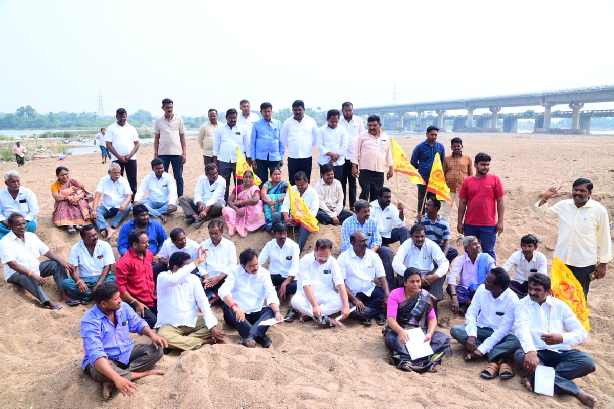 DevineniUma's tweet photo. నందిగామ నియోజకవర్గం కంచికచర్ల మండలం కీసర మునేటి వద్ద ఇసుక గుంతల కారణంగా  ముగ్గురు యువకులు మృతి చెందిన ప్రాంతాన్ని మాజీ మంత్రి నక్కా ఆనందబాబు, మాజీ ఎమ్మెల్యే తంగిరాల సౌమ్యమరియు స్థానిక తేదేపా నేతలతో కలిసి పరిశీలించడం జరిగింది.

మునేటి వద్ద ఇసుకలో బైఠాయించి జగన్మోహన్ రెడ్డి ప్రభుత్వానికి వ్యతిరేకంగా ఇసుక అక్రమ దోపిడీ అరికట్టాలంటూ నిరసన తెలియ జేయడం జరిగింది

 కామెంట్స్ : 

ముఖ్యమంత్రి సోదరుడు అనిల్ రెడ్డి నాయకత్వంలో ఇసుక దోపిడీ జరుగుతుంది

ఈ ప్రాంతంలో సహకరించేవారు జగన్ మోహన్ రావు, అరుణ్ కుమార్, వసంత కృష్ణ ప్రసాద్

అసలు రాష్ట్రంలో టెండర్లు ఫైనల్ అవ్వలేదు అయినా అడ్డగోలుగా దోచేస్తున్నారు

మైనింగ్ డైరెక్టర్ వెంకటరెడ్డి చెబుతున్నాడు ఎక్స్ టెన్షన్ చేశామని..  ఆ డాక్యుమెంట్లు బయట పెట్టండి ? 

జేపీ సంస్థకు రెండేళ్లు అగ్రిమెంట్ అయిపోయింది ! రెండేళ్ల నుంచి ఎవరు తోలకాలు జరుపుతున్నారు

నేను పత్రికలు మీడియాతో మైనింగ్ డైరెక్టర్ కార్యాలయానికి వెళ్లి అడిగాను సమాధానం లేదు  

ఇసుక గుంతల కారణంగా ఎంతోమంది చనిపోయిన ఈ ప్రాంతంలో బ్రిక్స్ ఫ్యాక్టరీలు పెట్టి జెసిబి లు ప్రోక్లైన్లతో పందికొక్కుల్లా దోచుకుంటున్నారు

పోసాని కోటేశ్వరావు, కృష్ణ, రామారావు వీళ్ళందరూ ఎవరు ? ఈ పాపంలో భాగస్వాములు కాదా ? 

వందల కోట్లు సంపాదించారు చాలా లేదా ? మృతుల కుటుంబ సభ్యుల క్షోభ బాధ పట్టడం లేదు

ఈ పాపం అంతా మంత్రి తమ్ముడు అనిల్ రెడ్డి,  ఇద్దరు ఎమ్మెల్యేలు ఎమ్మెల్సీ ది 

ఇసుక దోపిడీతో తాడేపల్లి కొంపకు 40,000 కోట్లు వెళ్లాయి ఇది జగమెరిగిన సత్యం

దీంట్లో వాటాదారులు ఎమ్మెల్యేలు జగన్మోహన్రావు వసంత కృష్ణ ప్రసాద్ ఎమ్మెల్సీ అరుణ్ కుమార్ ఈ పాపాలకు వీళ్ళు కాదా బాధ్యులు ! 

సత్యమ్మ తల్లి అమ్మవారు ఉన్నారు ఇక్కడ మాకు ఏ పాపం తెలీదని ప్రమాణం చేసి చెప్పండి 

ఈ ఇసుక దోపిడీలో ఎవరైతే భాగస్వాములయ్యారో నాశనం అయిపోతారు 

చనిపోయిన కుటుంబాలకు 25 లక్షలు ఎక్స్ గ్రేషియా ఇవ్వాలి ప్రాణాపాయ స్థితిలో ఉన్న కుటుంబాలకు ఆసుపత్రి ఖర్చులు 10 లక్షలు తగ్గకుండా  ఎక్స్ గ్రేషియా ప్రకటించాలి