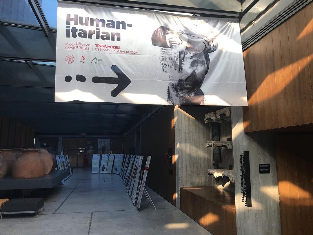 troyamuzesi's tweet photo. Türk Kızılay Genel Merkezi, Türk #Kızılay Çanakkale İl Merkez Şubesi ve Müzemiz işbirliği ile 111. Yıl Sergi Salonu’nda açılan “#Humanitarian” isimli fotoğraf sergisi sanatseverlerle buluştu

Sergi 1 Ocak 2024 tarihine kadar Troya Müzesi’nde görülebilir

#exhibition #türkkızılayı https://t.co/ZJHXQH6aQl