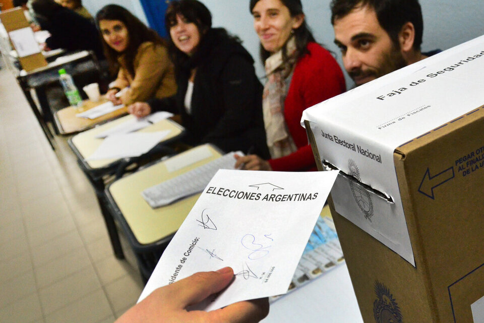 Esta tarde, a las 6, en #MarDeFueguitos, charlamos con la historiadora argentina Camila Sapp @sappcamila, del @IdhCordoba y @CONICETDialoga, sobre las elecciones presidenciales de este domingo en #Argentina. En 97irratia.info