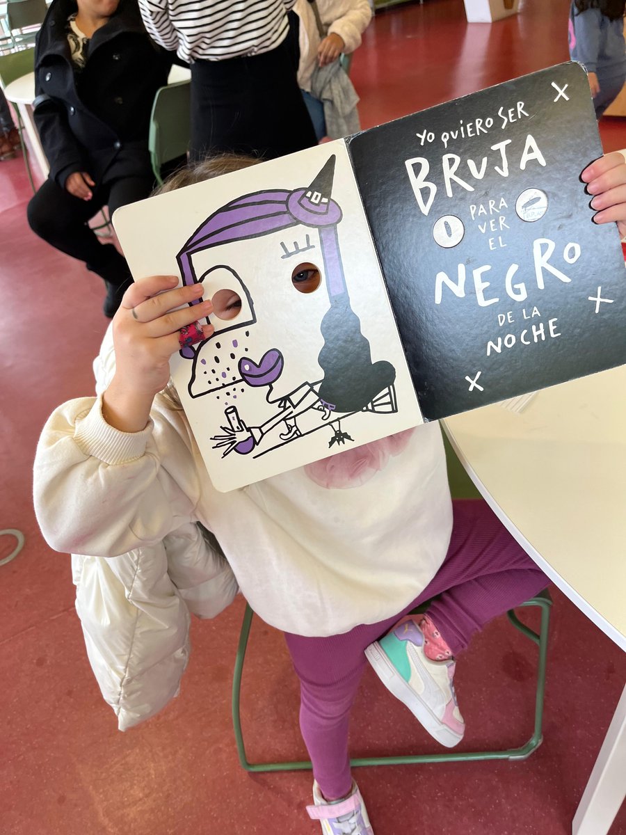 AmpaConceArenal's tweet photo. Los peques de 4 años han visitado la biblioteca Ana María Matute donde han visto el cuento de Nadarin y han creado un precioso mural 🐟🐟❤️ https://t.co/KkH5LbBifI