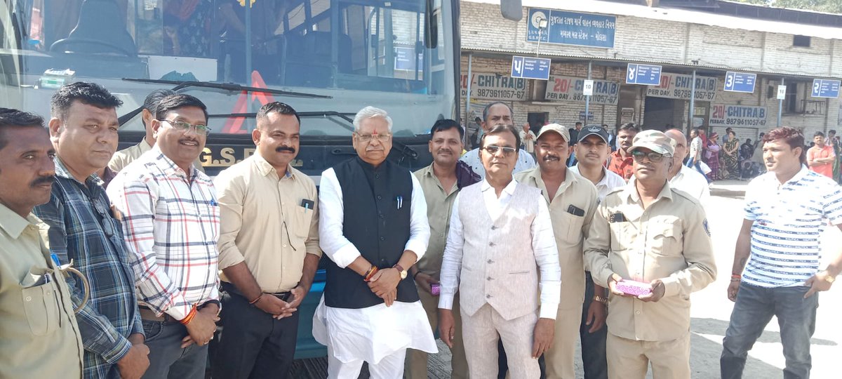 DCHIMMATNAGAR's tweet photo. રાજ્યકક્ષાના પુરવઠામંત્રી  શ્રી ભીખુસિંહજી પરમાર દ્વારા મોડાસા ડેપો ખાતે ફરજ પરના ડ્રાઇવરશ્રી તથા કંડકટરશ્રી ને ના વર્ષની શુભેચ્છા સાથે મીઠાઈ નું વિતરણ અને નવા વર્ષની શુભેચ્છા પાઠવેલ હતી.
@sanghaviharsh 
@CMOGuj 
@OfficialGsrtc 
@CollectorArvali https://t.co/0GZs6EJZNF