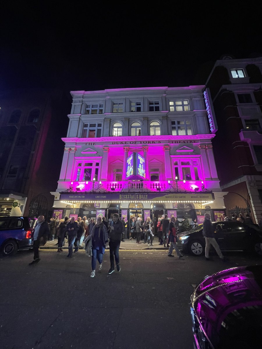 ⭐️⭐️⭐️⭐️⭐️ Loved every second of #BackstairsBilly at @dukeofyorksLDN last night! Real corgis, emotional moments, hilarious supporting cast, and fantastic chemistry between @TheRealLukevans & Penelope Wilton