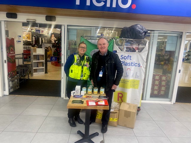 CoventryPolice's tweet photo. Westwood Police Team working with Police Partnerships as part of #OpSceptre #OpSpeedy advising families about preventing knife crime as well as #Darkernights providing information on household security https://t.co/xJDRJYU8tW