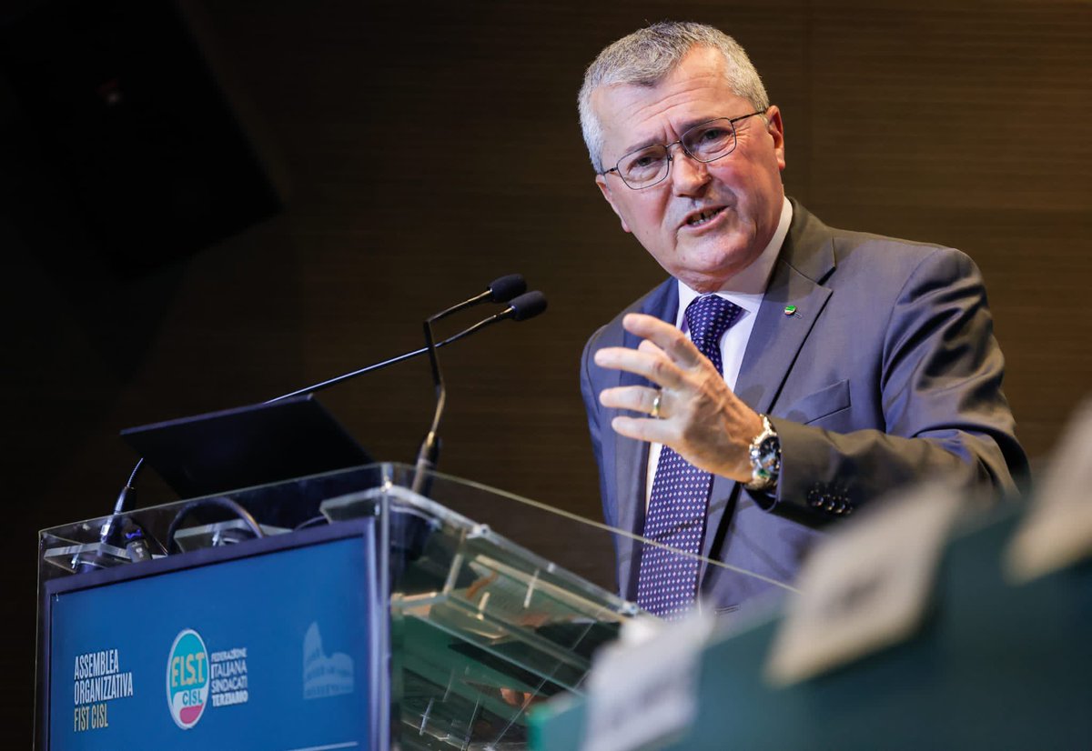 FistCisl's tweet photo. #14novembre #AssembleaOrganizzativa #FistCisl La replica di @davide_guarini chiude la due giorni di confronto e dibattito sui nuovi assetti della federazione del #Terziario della #Cisl. 
“Pensiamo a nuovi ambiti di collaborazione e sinergia tra le federazioni @FisascatCisl75 e @FelsaCisl, valorizzando le diversità e gli aspetti che ci caratterizzano. 
Proseguiremo insieme nel percorso dei giovani #Under35 e nel #presidio nei luoghi di lavoro, come anche nel #proselitismo per garantire la continuità associativa alle due federazioni e per rilanciare la #previdenzacomplementare e l’#assistenzasanitariaintegrativa. Dobbiamo puntare ad un marketing associativo in grado di intercettare i nuovi lavori, preservare il sistema dei servizi #Cisl e approcciare ad un rapporto collaborativo intercategoriale”. 
#GuidiamoIlCambiamento