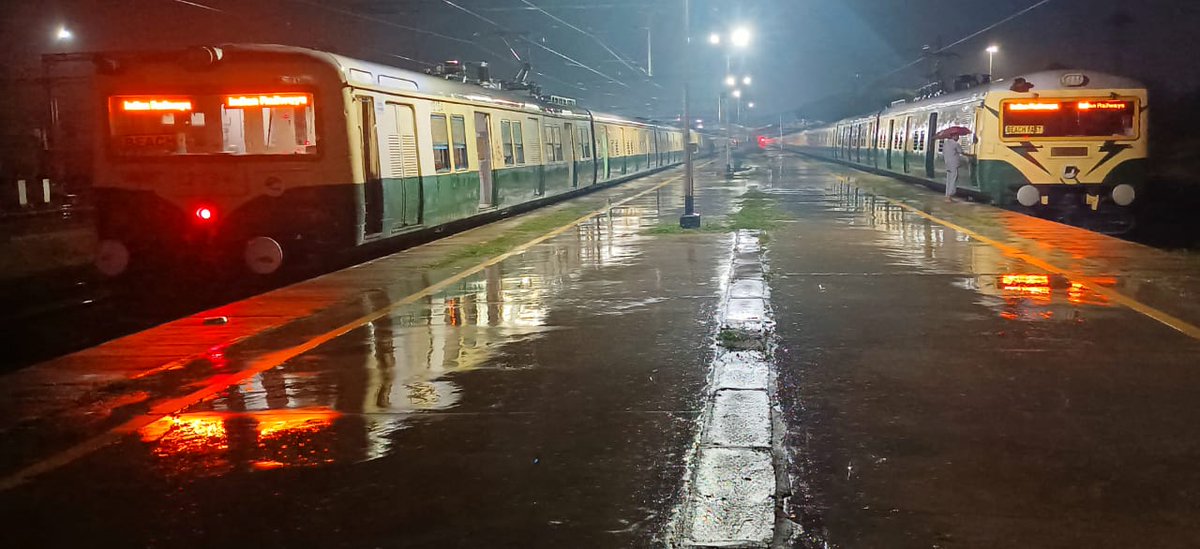 Monsoon magic at #ArakkonamJunction

The Reflection and gentle rain transform Arakkonam Junction into a picturesque landscape

#SouthernRailway #MonsoonMagic