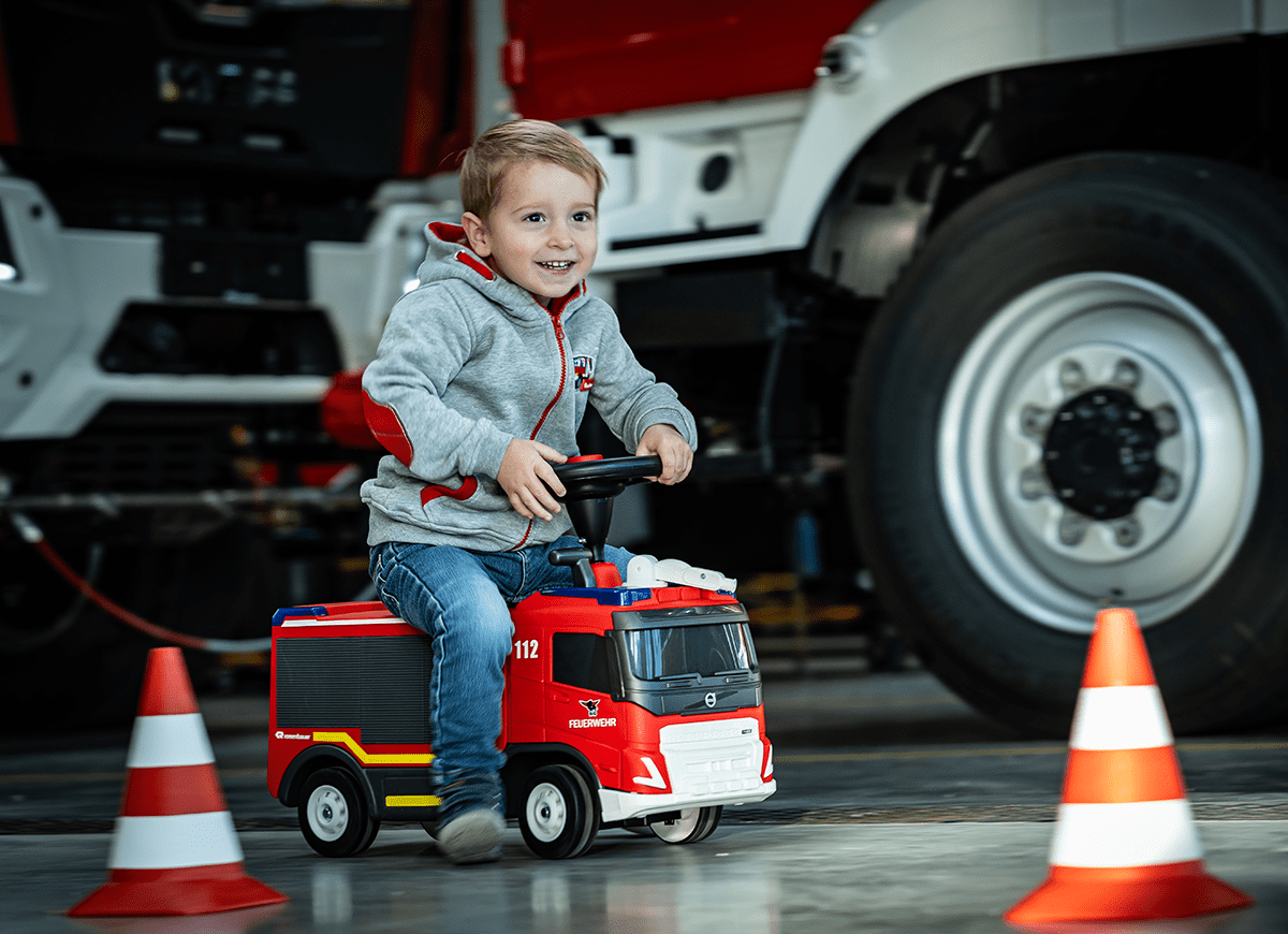 RosenbauerGroup's tweet photo. 🆕 #BobbyCar for young firefighters 👩🚒👨🚒
The #RosenbauerFanshop now offers a slide and play vehicle in a #firefighting design. With the easy-to-use water sprayer, any "fire" can be easily extinguished. 🚒
Order now! 🛒 https://t.co/RXWYWcmCmk
#firefightingtoys #toys https://t.co/iXHerHjQqJ