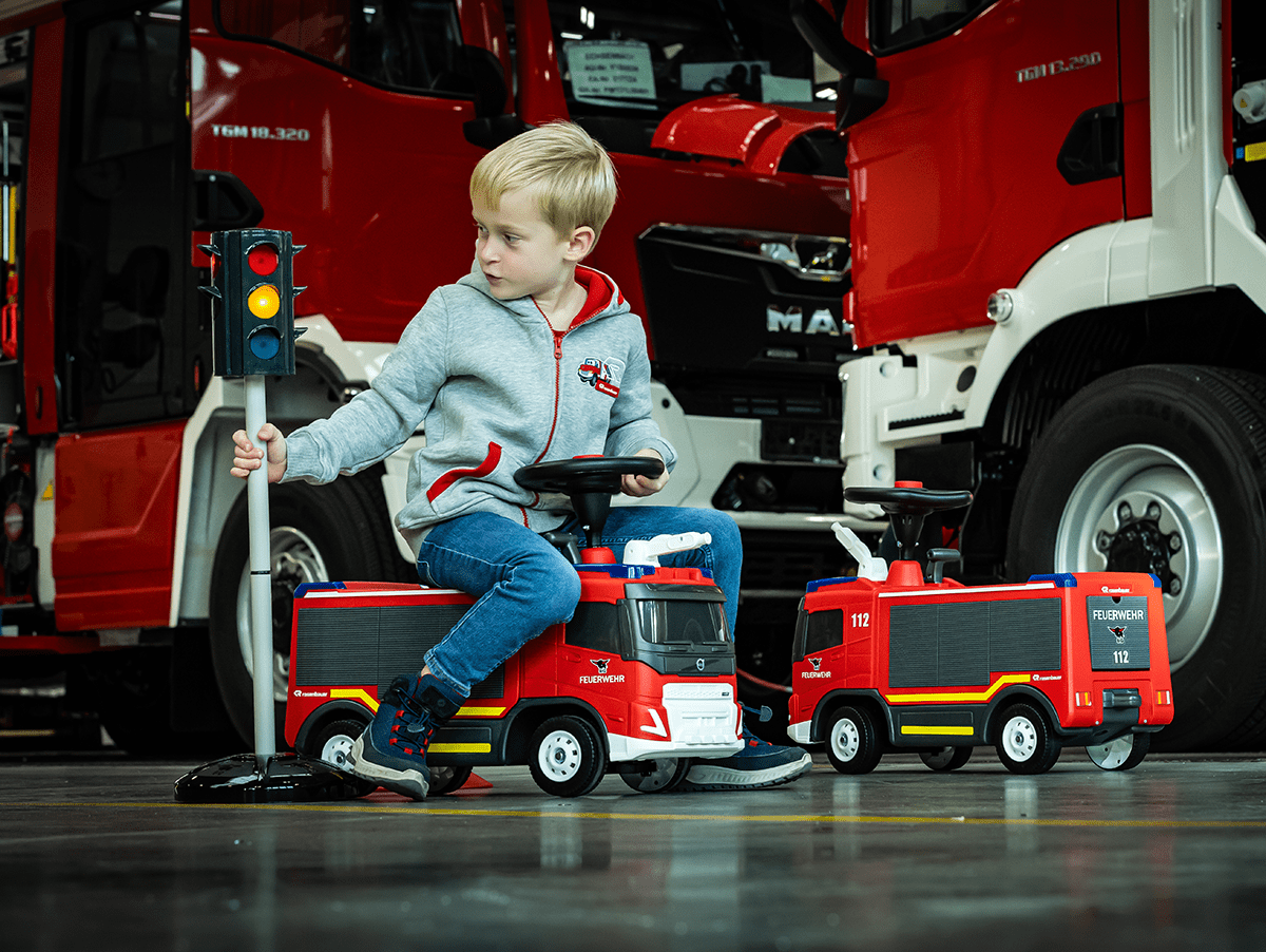 RosenbauerGroup's tweet photo. 🆕 #BobbyCar for young firefighters 👩🚒👨🚒
The #RosenbauerFanshop now offers a slide and play vehicle in a #firefighting design. With the easy-to-use water sprayer, any "fire" can be easily extinguished. 🚒
Order now! 🛒 https://t.co/RXWYWcmCmk
#firefightingtoys #toys https://t.co/iXHerHjQqJ