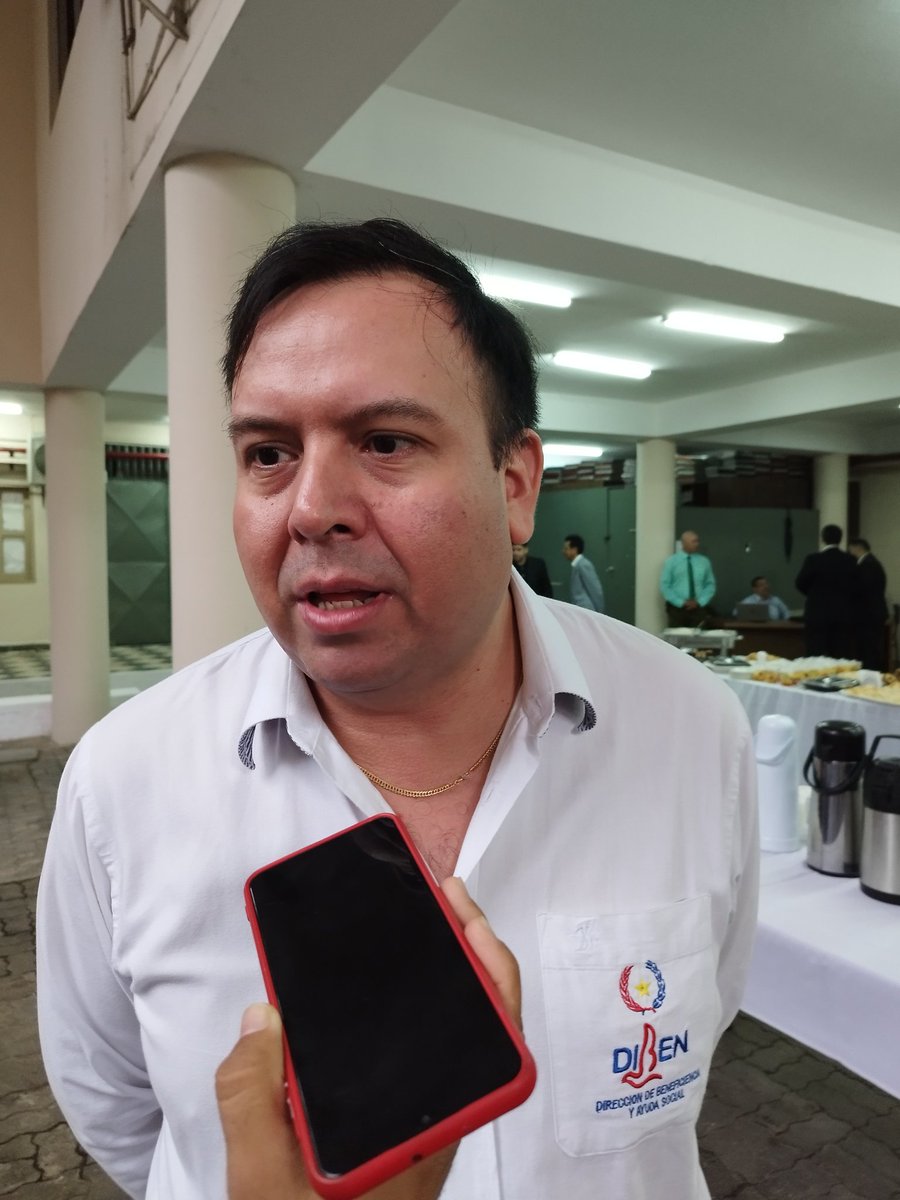 OviedoFidel's tweet photo. Acto por los 34 años de vida institucional de @DIBENPARAGUAY

Dr @FFOrtellado, titular de DIBEN agradeció acompañamiento de funcionarios que gestionan expedientes de miles de ciudadanos que buscan asistencia inmediata. Ortellado apunta a la descentralización y transparencia https://t.co/62zUA1sarQ