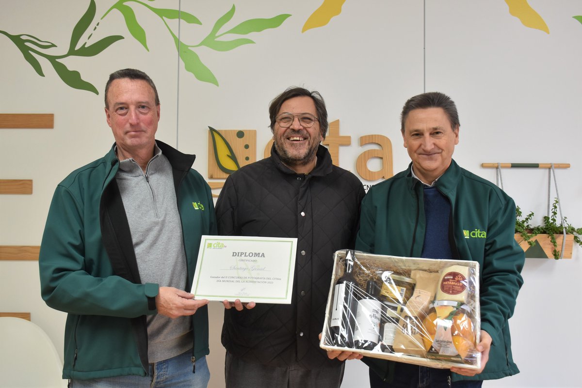 El pasado lunes hicimos entrega de los 📷PREMIOS DE FOTOGRAFÍA 📷 a Santiago Gumiel, Puri Antón y Cristina Mallor, ganadores del II Concurso de Fotografía del CITAte. 
El premio consiste en una cesta con productos turolenses.

#igersteruel #diadelaalimentacion @sfturolense