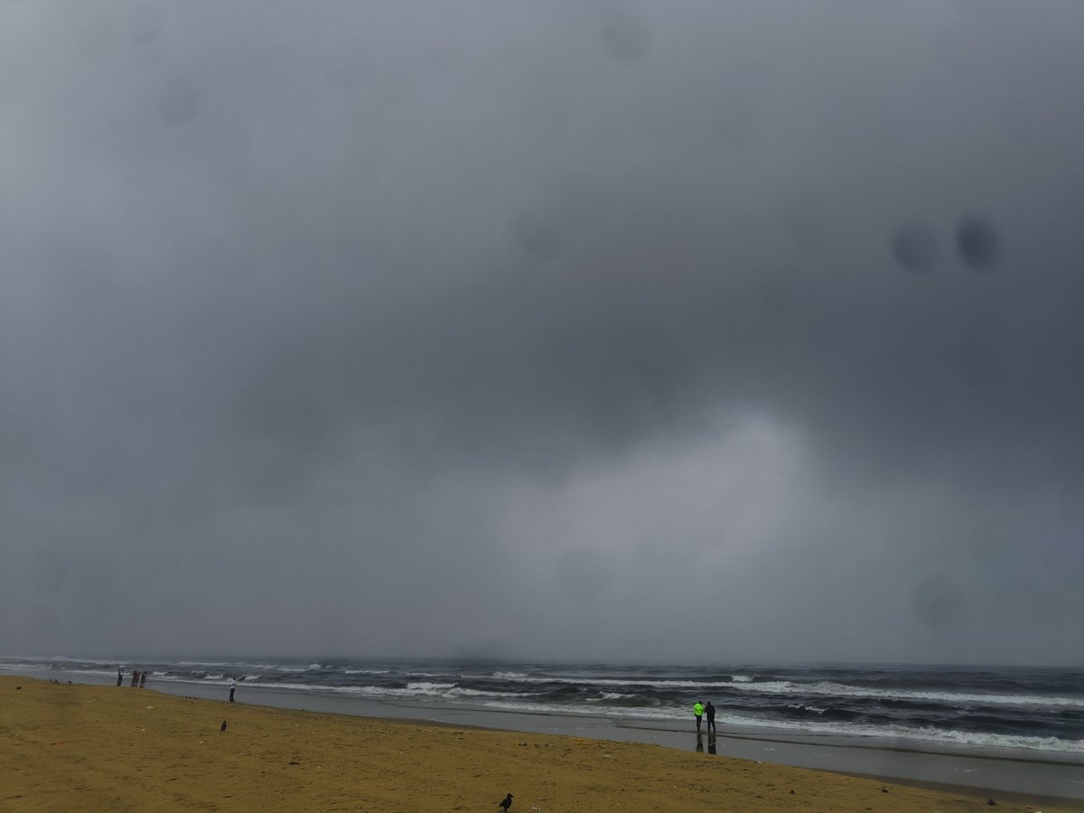 This view of the rain clouds is totally a bliss 😍
#Chennai #ChennaiRains #NEM2023 #Marinabeach