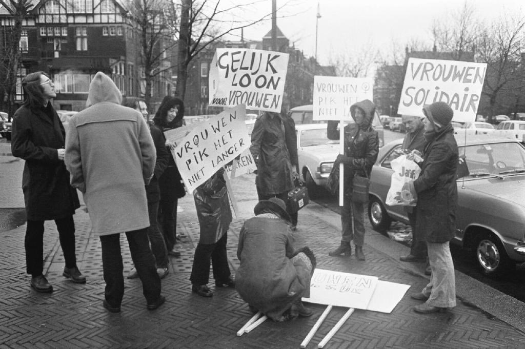 LegalWomenNL's tweet photo. Hoe lang duurt het nog voordat het elke dag EQUAL PAY DAY is?

50 jaar geleden (1973) demonstreerden vrouwen uit Winschoten in Amsterdam voor gelijke beloning. En we zijn er nog steeds niet! Vandaag is het in Nederland Equal Pay Day (bron: FNV)

[foto: Croes, Rob C/Nat. Archief https://t.co/nGwCkLrot6