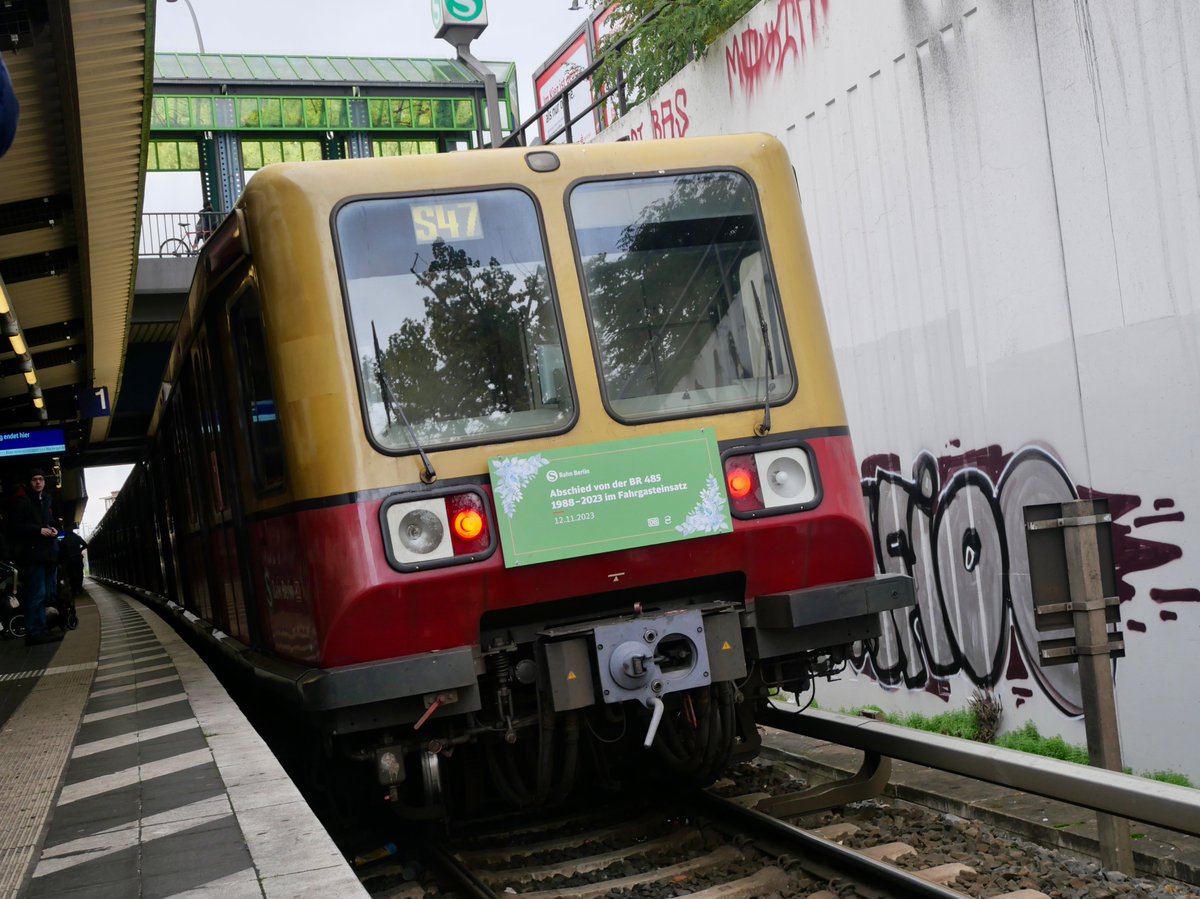 StephenBln's tweet photo. Starting just before 09:00 there were five hours of special service of four 485 units, which met up at Schöneweide's four platforms every hour.
The last two journeys circled the Ringbahn passing at Wedding due to a slight delay, instead of the planned Beusselstraße. #BR485 2/2 https://t.co/3H8pJUTBO4