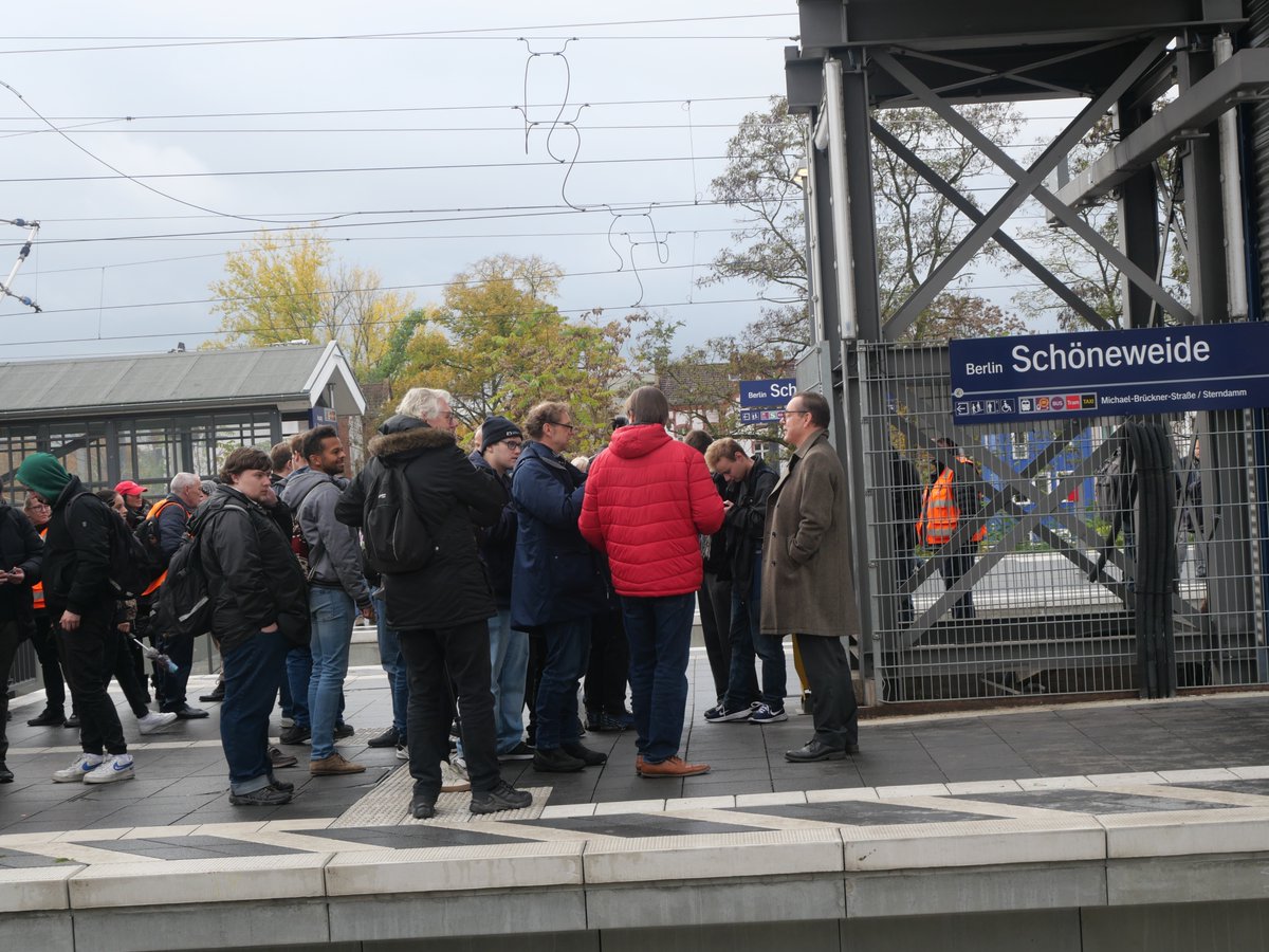 StephenBln's tweet photo. Starting just before 09:00 there were five hours of special service of four 485 units, which met up at Schöneweide's four platforms every hour.
The last two journeys circled the Ringbahn passing at Wedding due to a slight delay, instead of the planned Beusselstraße. #BR485 2/2 https://t.co/3H8pJUTBO4