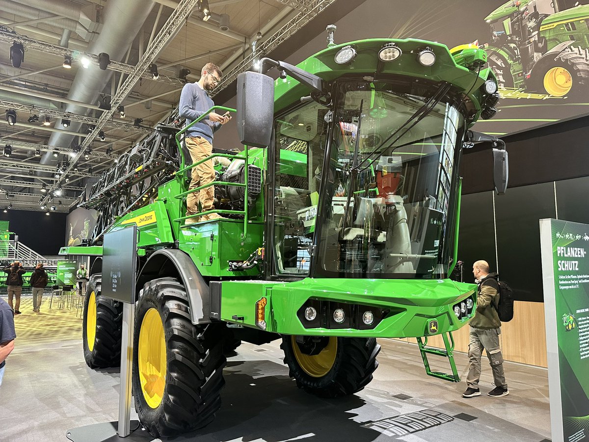 A @JohnDeere sprayer that looks really suited to UK farms ? - expect we will see a lot of these about in coming years @AGRITECHNICA @TheFarmingForum @mydirectdriller #Agritechnica2023