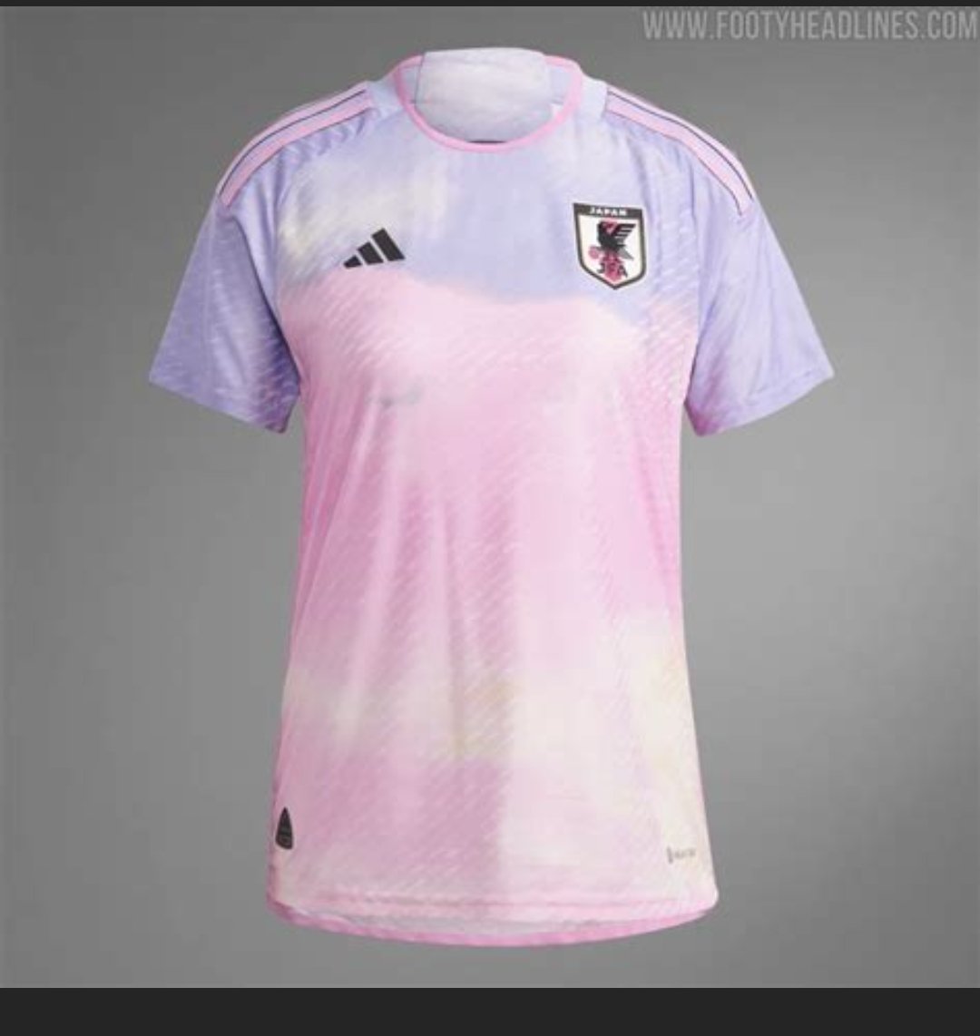 AyGiraffe's tweet photo. It's a shame that the women's national kits aren't sold in men's sizes because they hit hard and I would absolutely get them https://t.co/p6hcwyCcVT