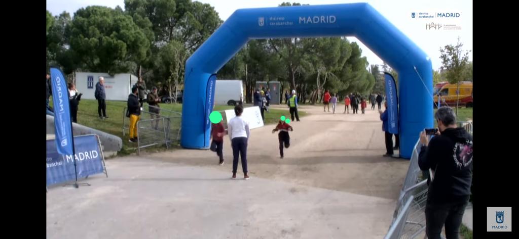 AmpaConceArenal's tweet photo. Otro año más, el Colegio Concepción Arenal participa en la Cross de Carabanchel junto con otros coles del distrito. Los alumnos de 3º y 4º de Primaria corrieron un kilómetro en el parque de las cruces https://t.co/SsCVeb6f9Q