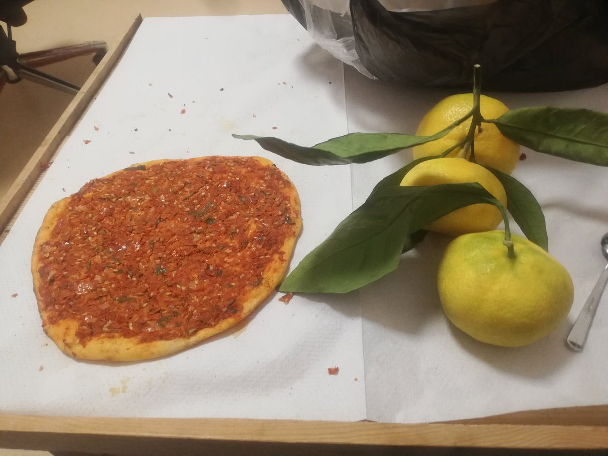 Hastanede hergün bundan oluyor bana 😂 Samandağ acılı ekmeği ve mandalinası 🍊