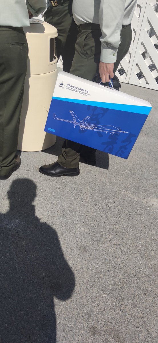 C'est fou comme les UAV chinois sont de plus en plus miniaturisés...😁 #DubaiAirshow