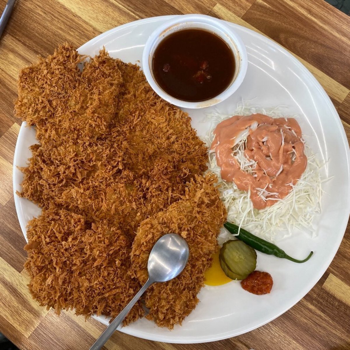 Matzipoppa's tweet photo. 📍김앤김왕돈까스

이미 안산에서 유명한 맛집으로 소문난 곳이다.
배터짐 조심해야 함..ㅋㅋ

돈까스가 엄청 커서 숟가락으로 비교해서 주는데
진짜 크다. 포장해가면 잘라주시는데 잘라줘도 큼.. https://t.co/beTLEqGXbv