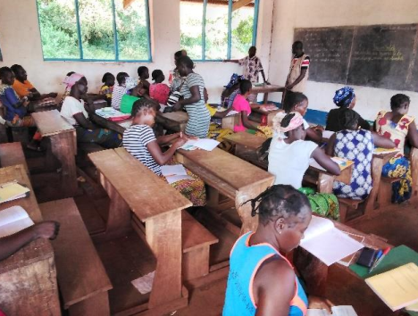 @Acted, financée par le Fonds Békou de l'@UEenRCA, a organisé 6 mois de formation d'alphabétisation dans le Mbomou (#RCA). 1480 femmes ont participé à la formation, et appris à lire, écrire et compter en langue locale (sango). 

#RELSUDE