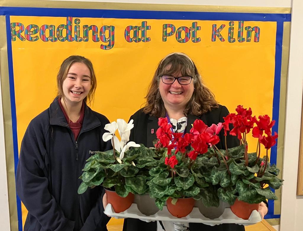 To celebrate #WorldKindnessDay yesterday, we visited Pot Kiln Primary School to gift them a selection of houseplants. We hope they will add a touch of greenery to the offices/classrooms.

Have you done anything 'kind' over the last week?