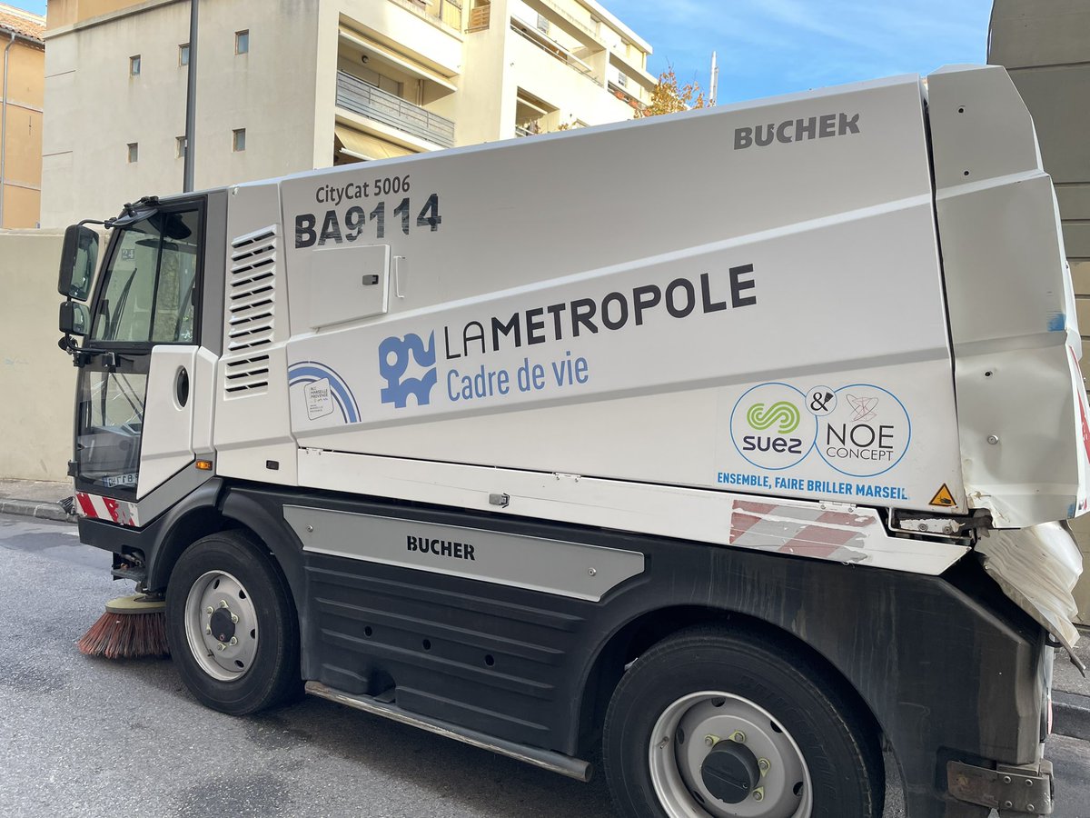 doumbs's tweet photo. #incivilite quand les services @AMPMetropole s’y mettent ! Rue Trigance 13002. 8h30. Ce véhicule est resté stationné au milieu de la chaussée dans une rue à sens unique bloquant la circulation pendant plus de 10mn. Personne dans le véhicule. Totalement inadmissible @marseille https://t.co/C3TBvCpBAt