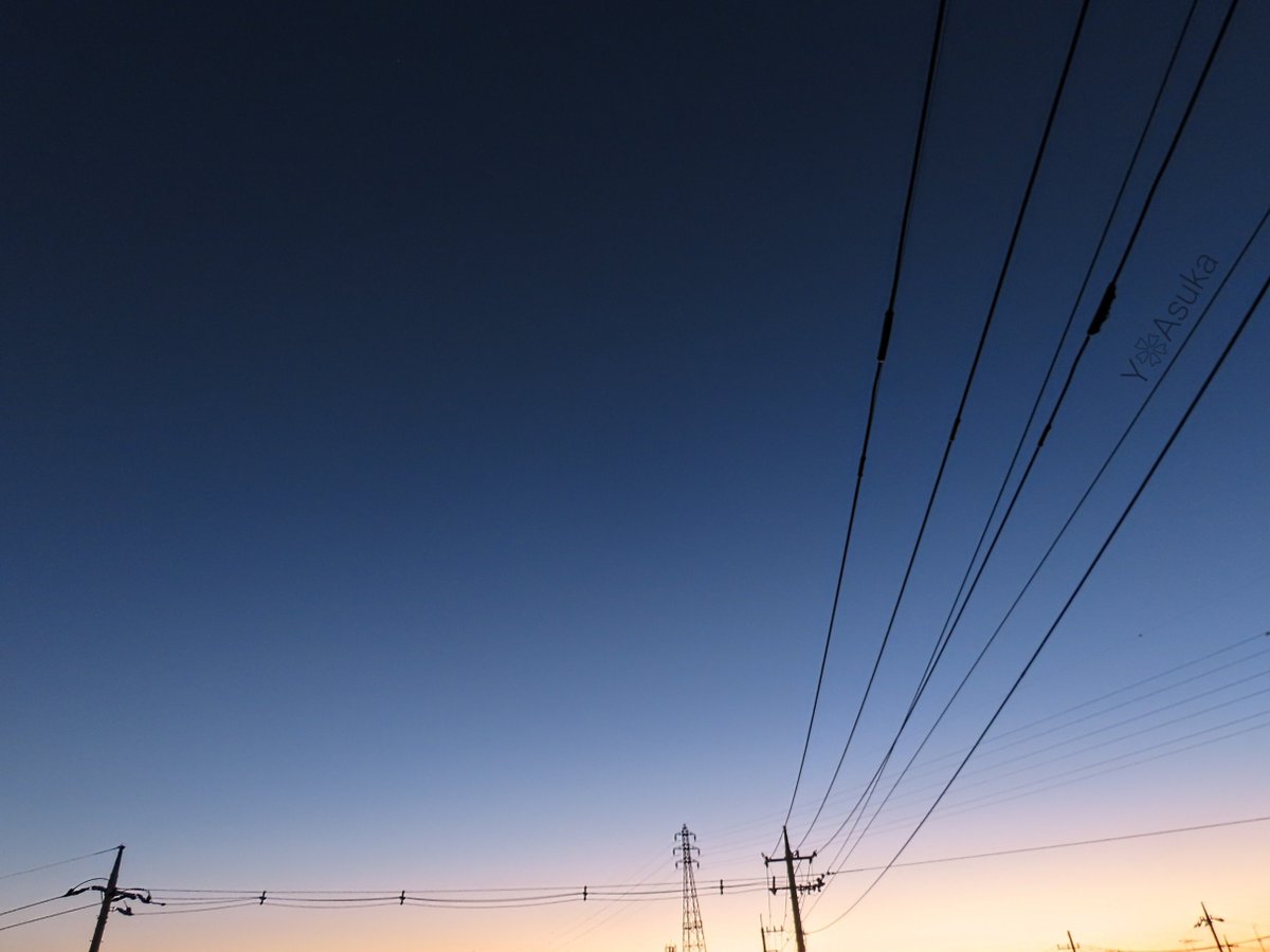 yumeasutw's tweet photo. 穏やかな夕暮れ🌆

お疲れ様です🏁
晴れ渡る雲がない #夕暮れ
西の彼方は深いオレンジに🟧
薄紫から青色へ束の間の
色の移ろいに癒されて🟪🟦

#夕空 #夕焼け #鉄塔 #電柱 #電線
#マジックアワー #薄明
#ブルーモーメント #ブルーアワー
#空の名前
#気象のはなし #天気の図鑑
#a2023  #a1114 #a202311 https://t.co/aFEBmCRRRI