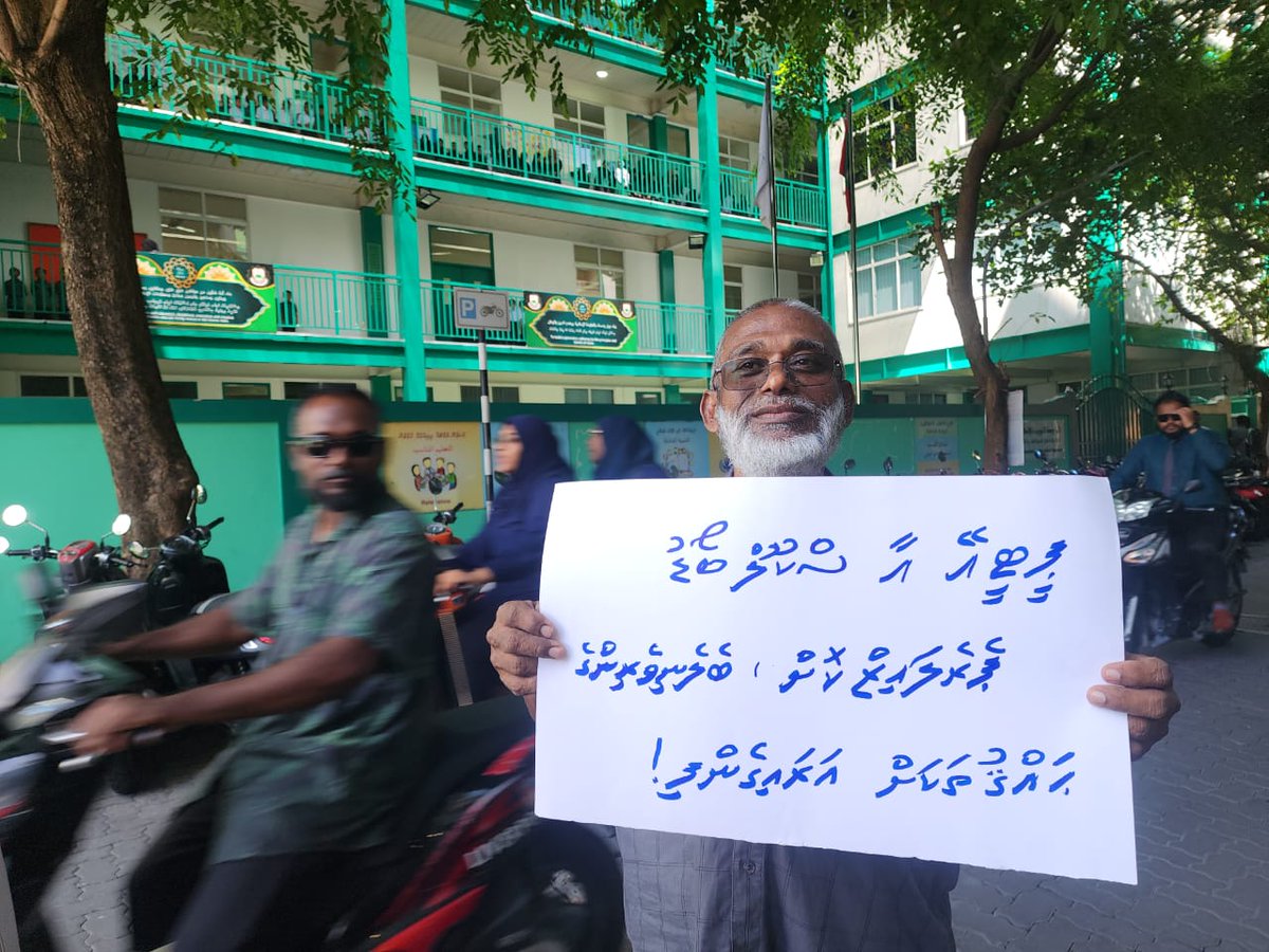 ޢަރަބިއްޔާގެ ހިންގުމާއި ކިޔެވުމުގެ ކަންކަން އިސްލާހު ކުރަން ސްކޫލަށް ސިޓީލައިފި، މިނިސްޓްރީއަށް ސިޓީލައިފި، 173 ބެލެނިވެރިންގެ ޕެޓިޝަން ލައިފި. ރީތި ގޮތުގައި ހައްލު ކުރެވޭތޯ ދެމަސްވެއްޖެ. އެކަމަކު އެއްވެސް ކުރިއެރުމެއް ނުލިބިގެން ސުލްޙަވެރި އިހްތިޖާޖަކަށް ބެލެނިވެރިން ނިކުމެއްޖެ.