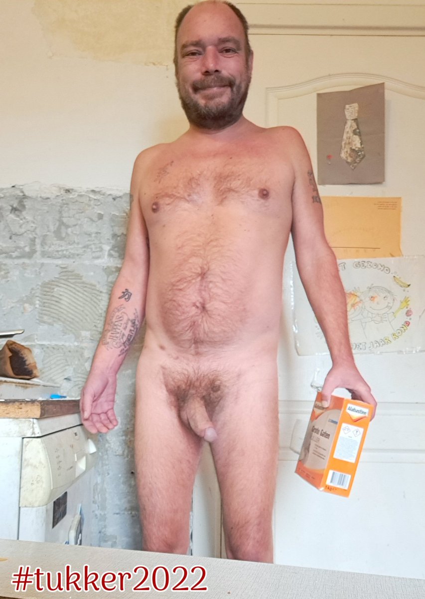 tukker2022's tweet photo. Free off work, busy in the kitchen again, big hole filler. Anyone want to help?
#normalisenaturism #blootgewoon #nakedbuilder https://t.co/DLTVRlZnZb