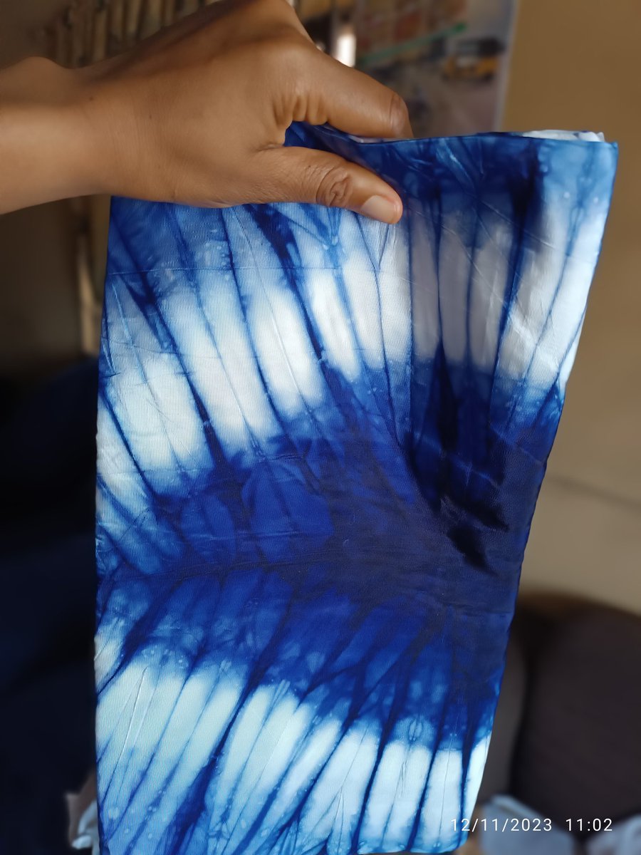 mz_ibukunoluwah's tweet photo. Ekaro eyin temi 🥰 lemme bless your timeline with this beauri ❤️ adire silk that went to harvard university.... it's soft and lushy which makes it body friendly 4yards for 6k.. #adirefidence #adirebespoke #adiretotheworld #adirefabrics https://t.co/AAXTQSt5c4